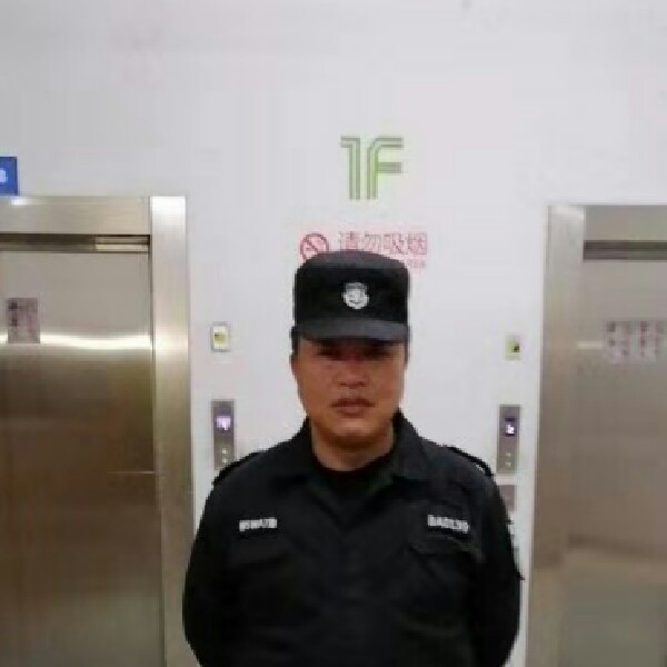 潇洒漫步火车的照片