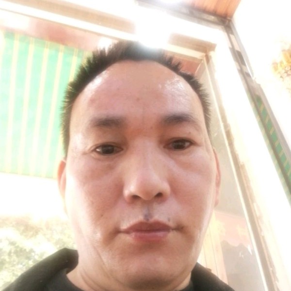 大神回首深情的照片