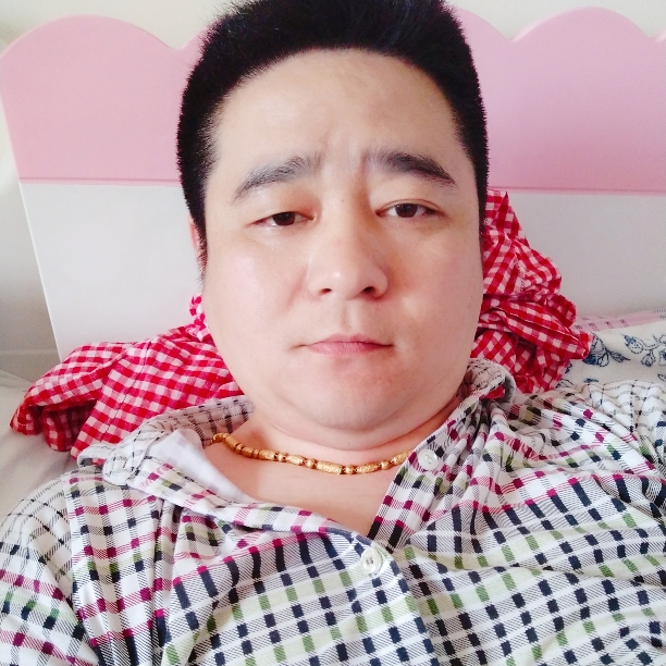 板凳的爱笑的照片