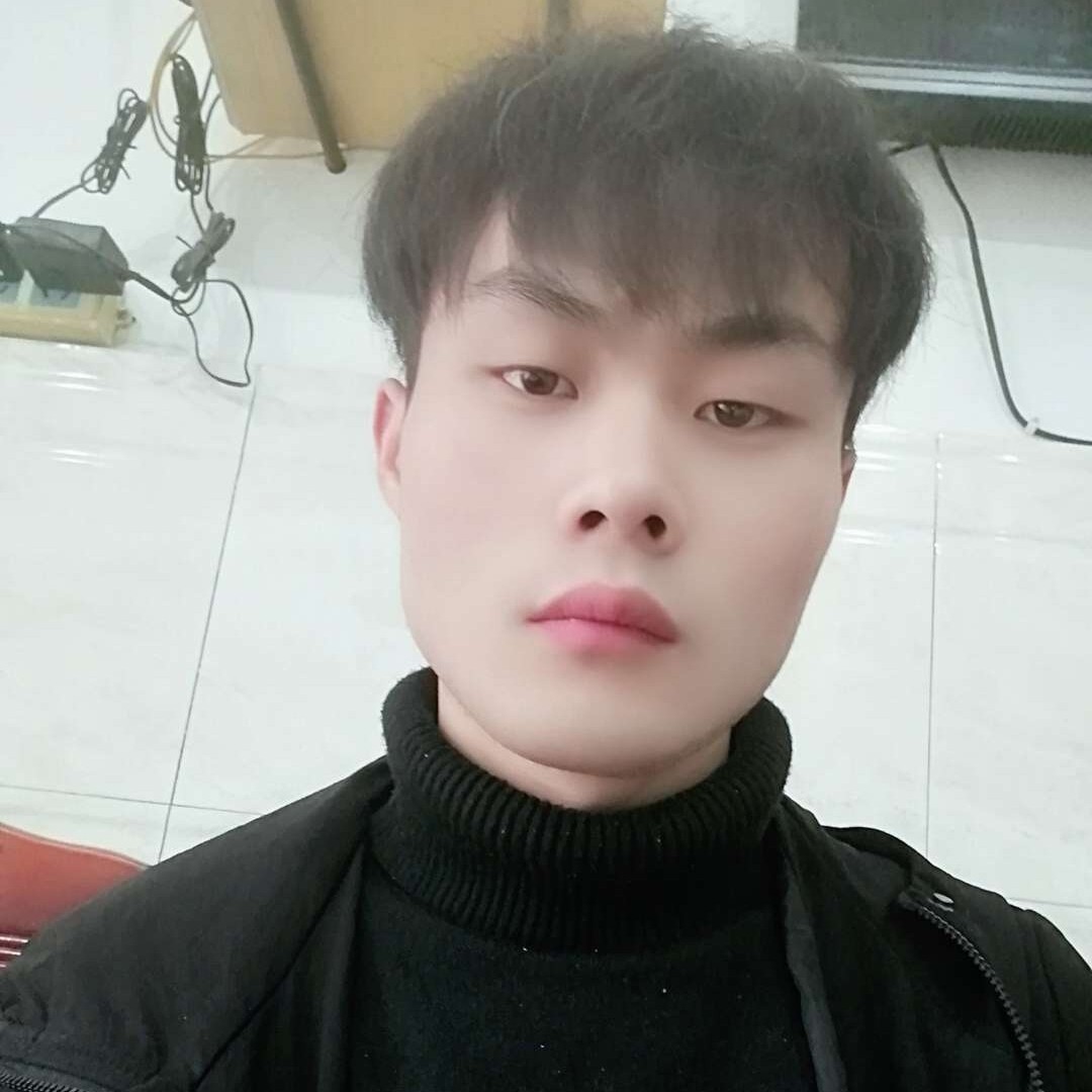 孤單向蓝天的照片
