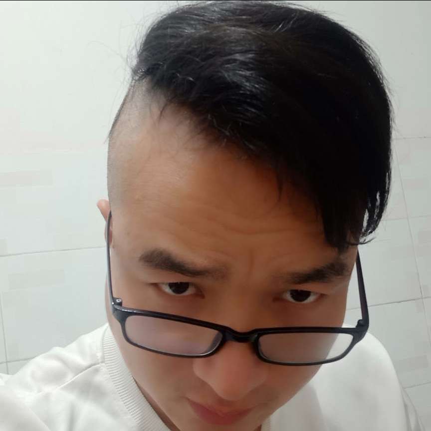 坚强深拥金毛的照片