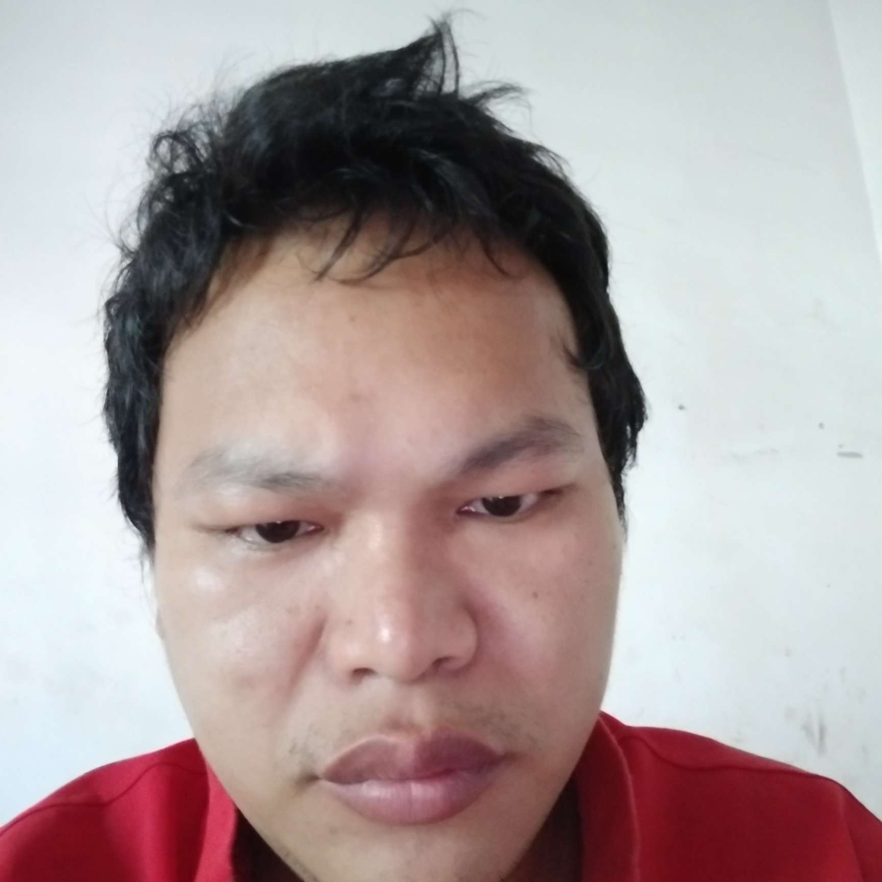 诚心深拥香烟的照片