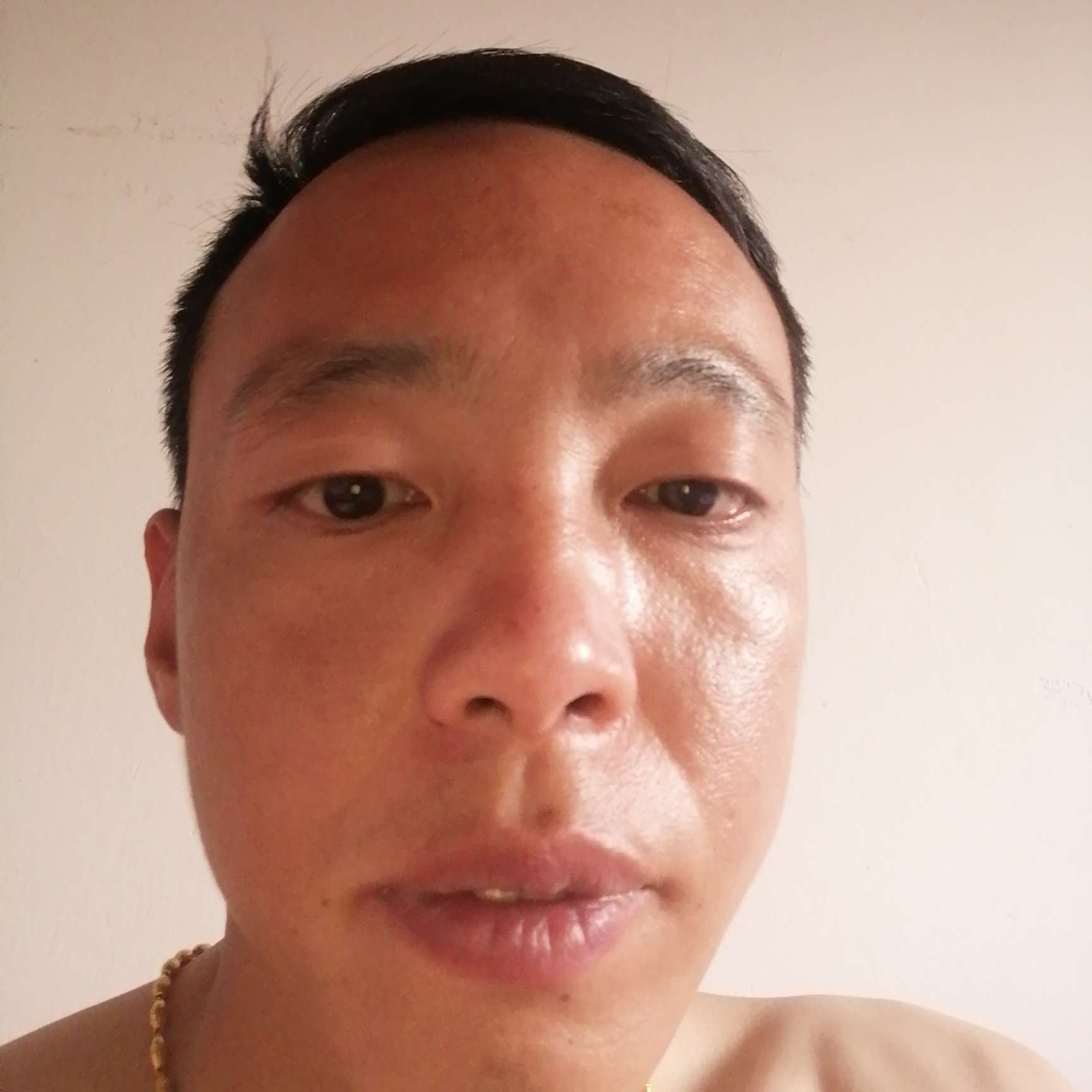 伶俐蹙眉手机的照片