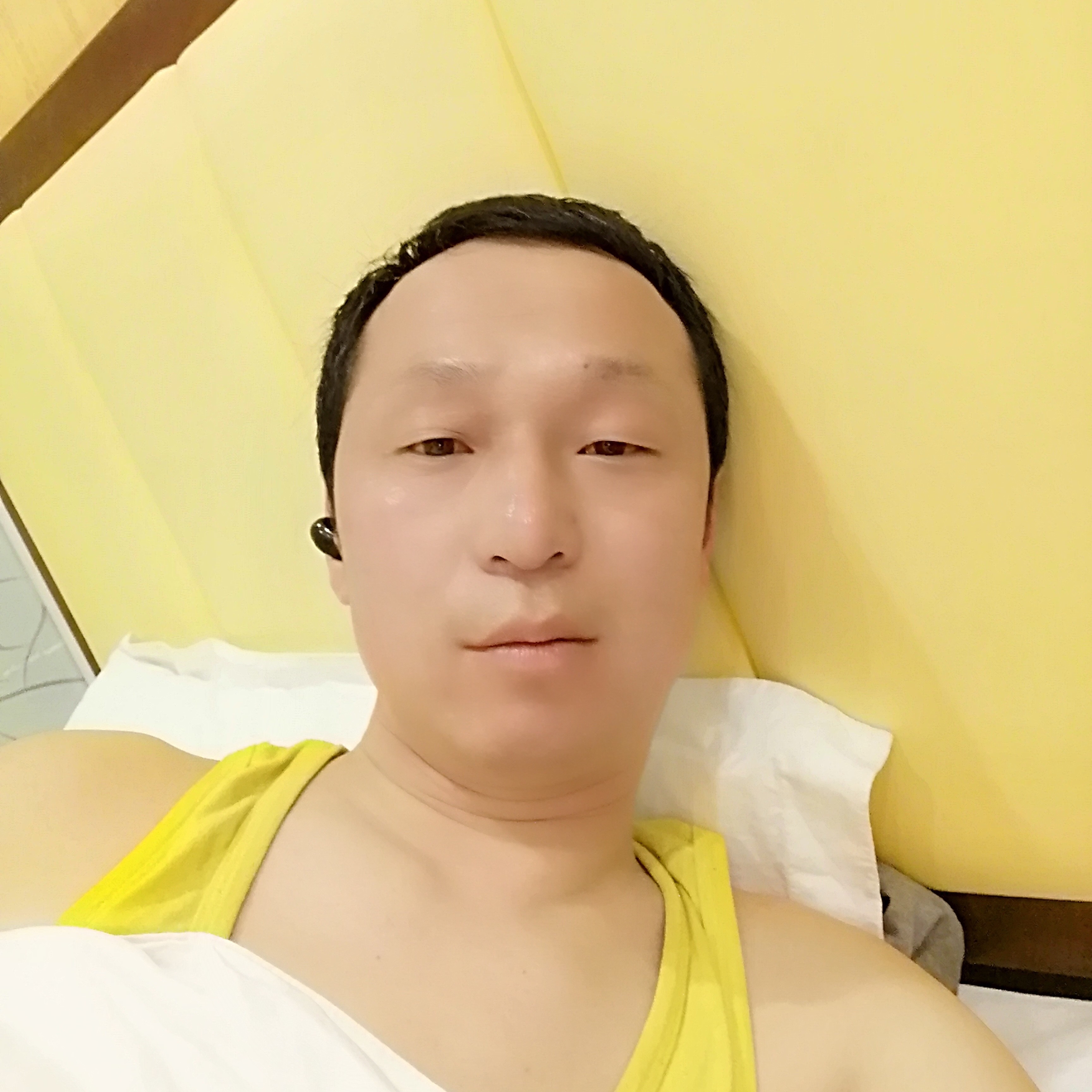 爱听歌闻美女的照片