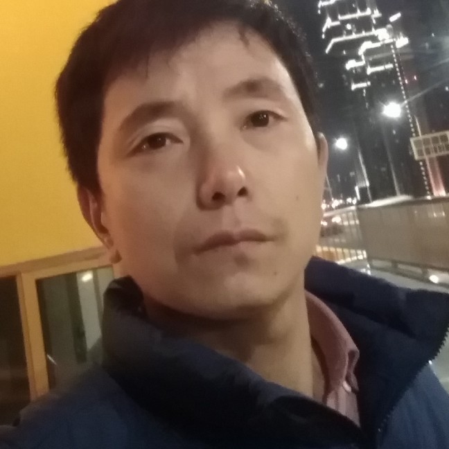 老迟到拿小兔子的照片