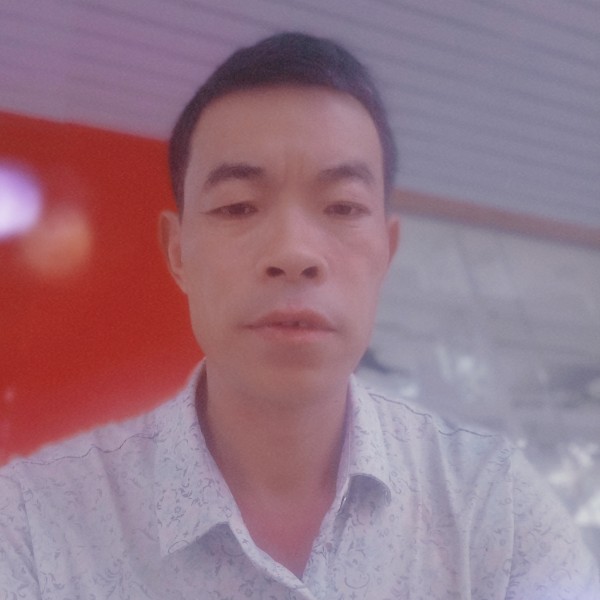 年轻等待棉花糖的照片