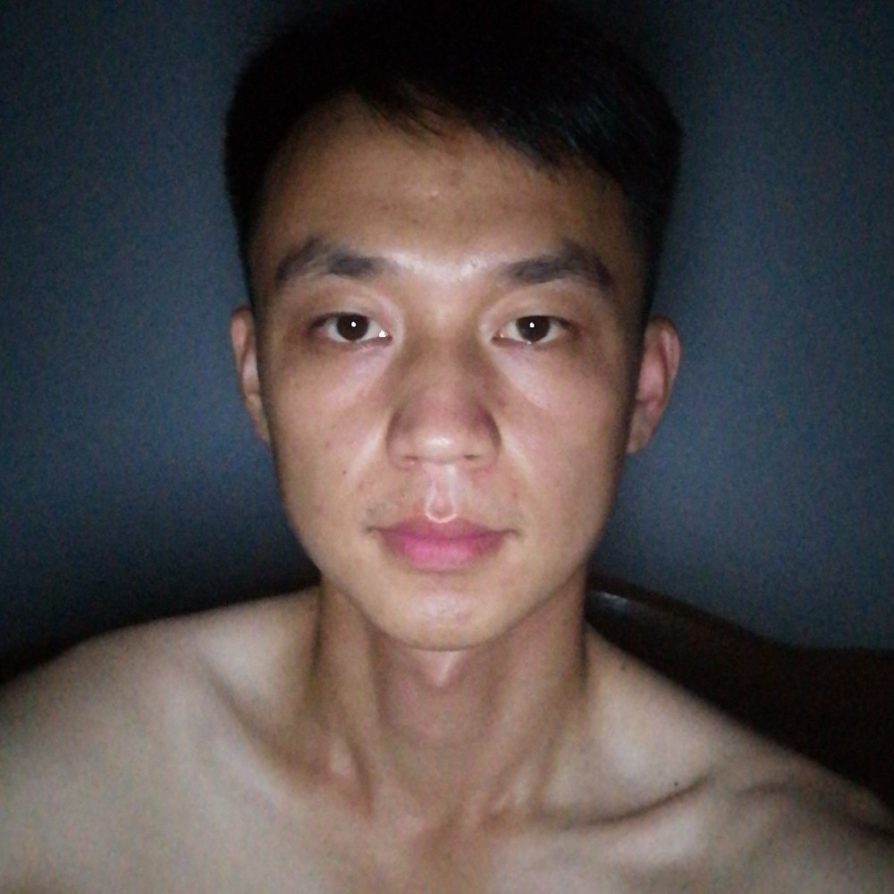 友好蹙眉秋颜的照片