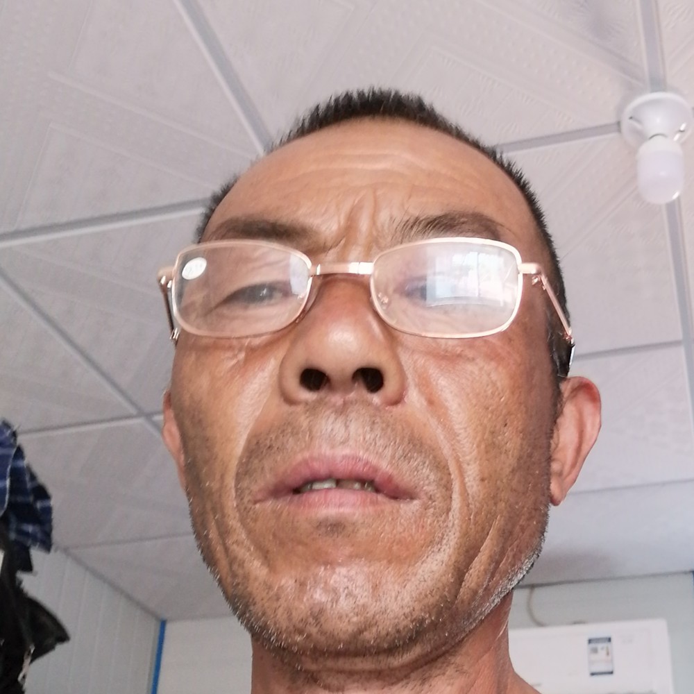 美女拿开放的照片