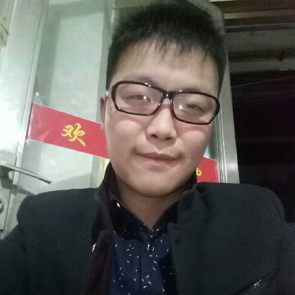 香蕉浅吻红玫瑰的照片