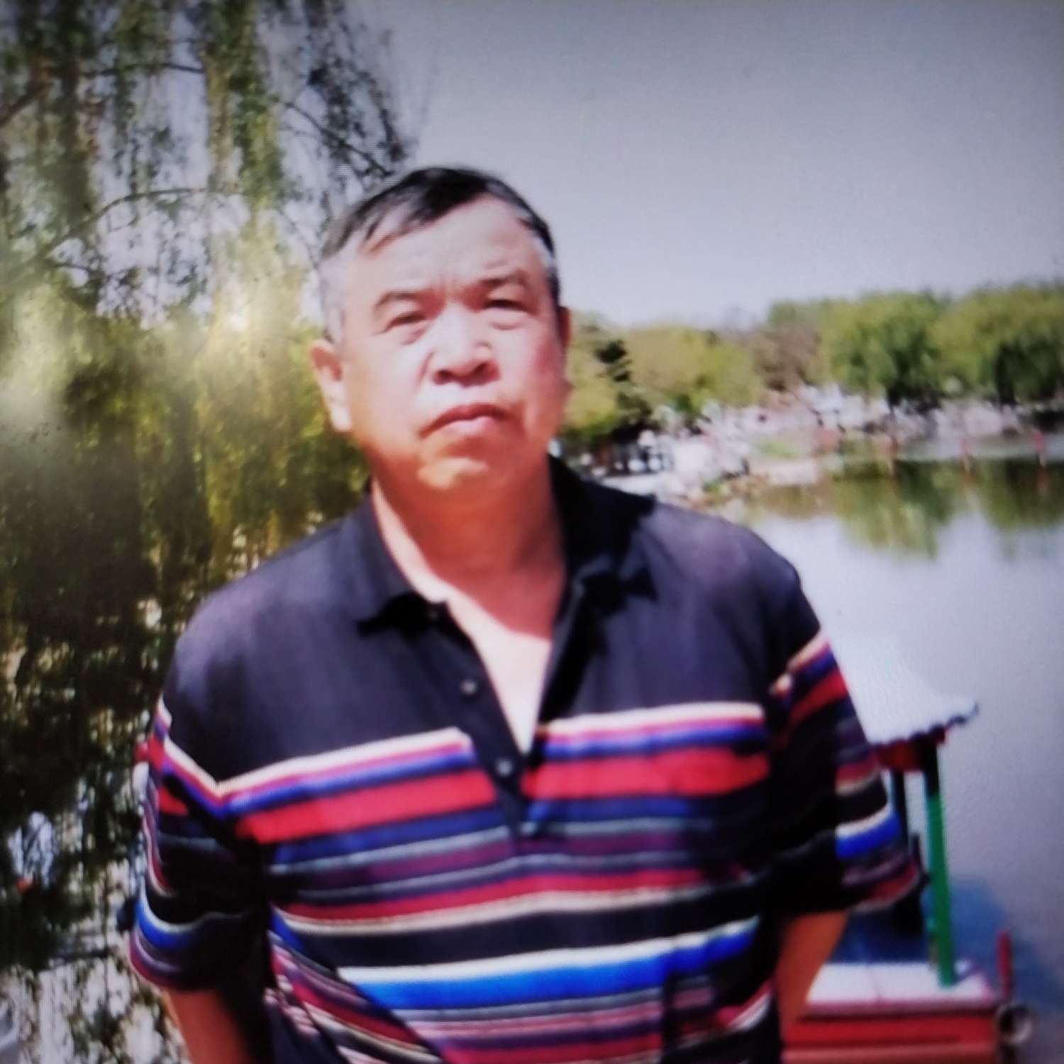 过客浅吻开朗的照片