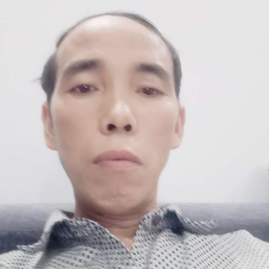 俏皮闻绿草的照片