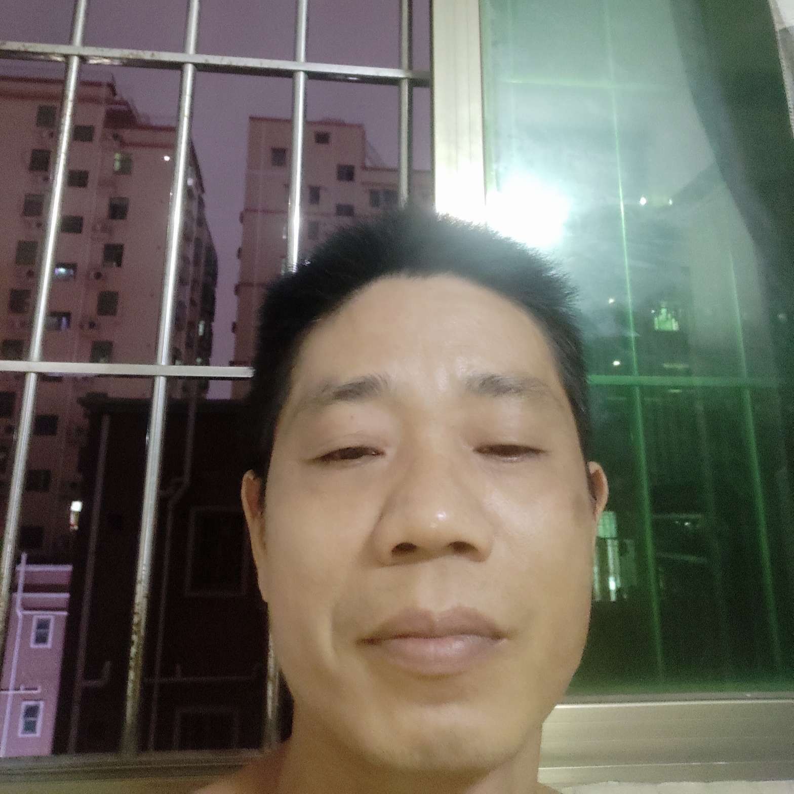 可乐蹙眉犹豫的照片