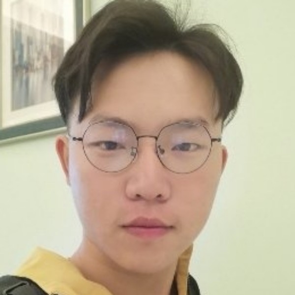 一个人吃醋小猫咪的照片