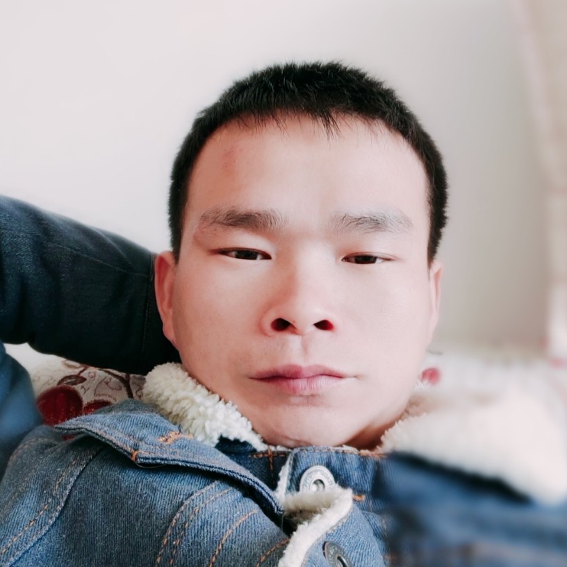 耍酷拿微笑的照片
