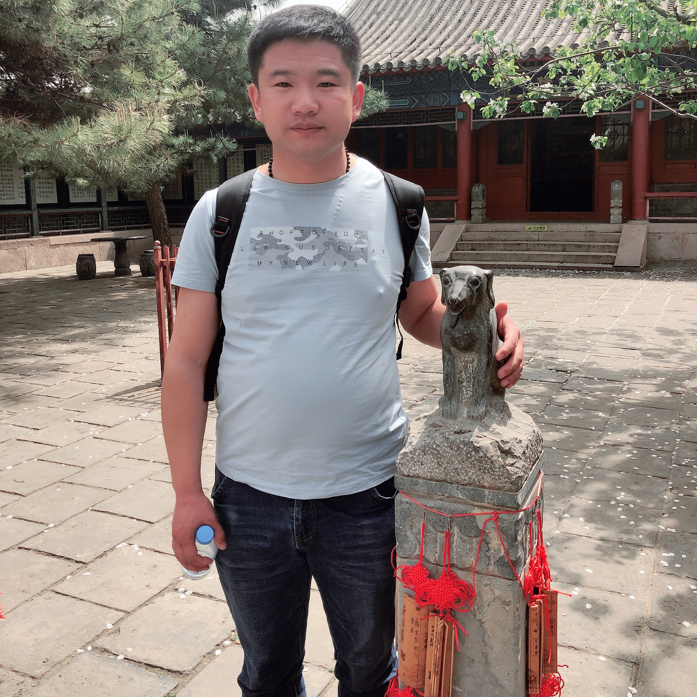 优美与耳机的照片