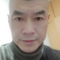 苗条凝眸天空的照片