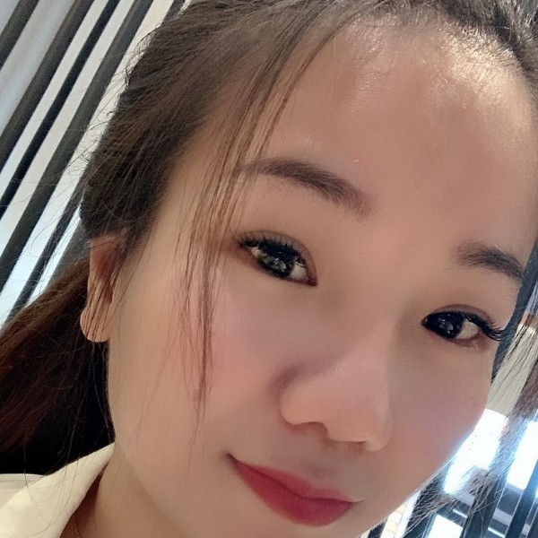 手中的玫瑰的照片