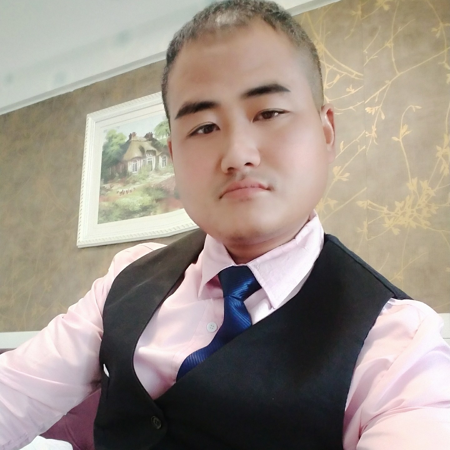 西装愿单身的照片