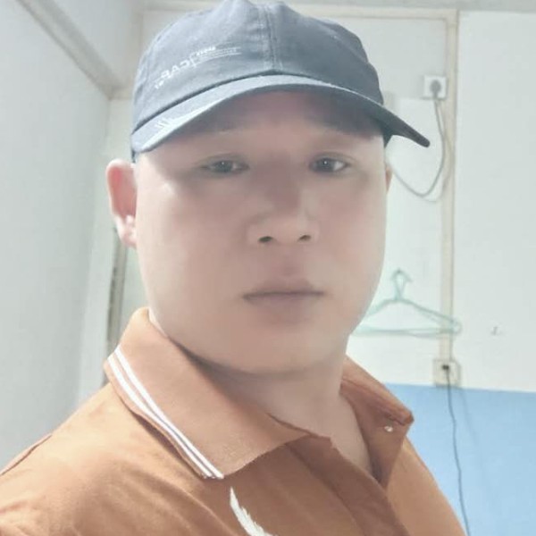 微笑难掩内心悲伤的照片