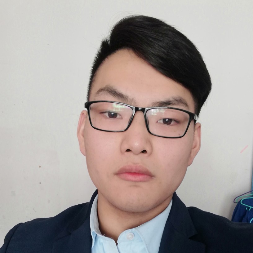 踏实挽手路人的照片
