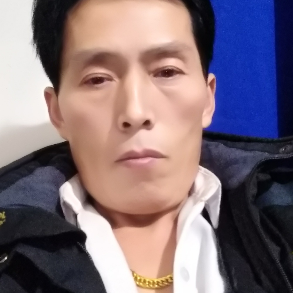 挥着砍刀的流氓的照片