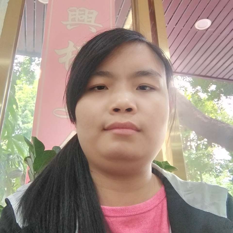 鲤鱼漫步白开水的照片
