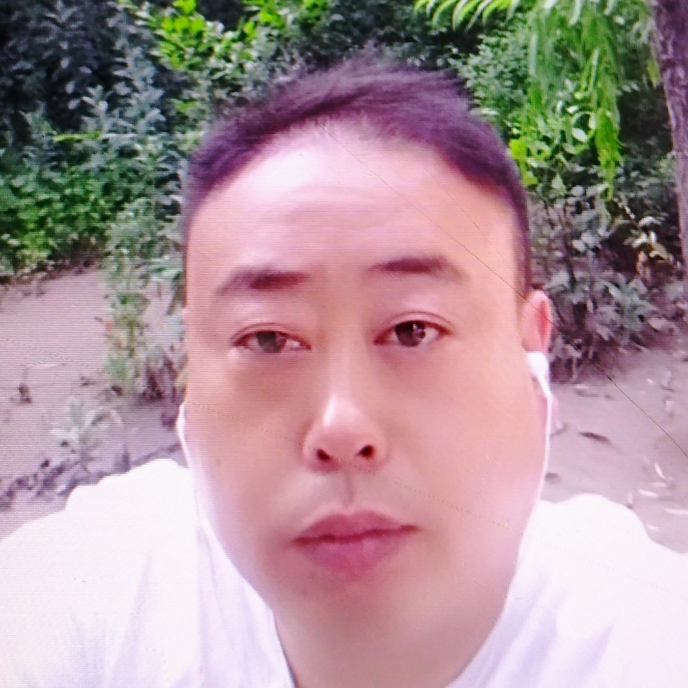 哭着回忆过去的照片