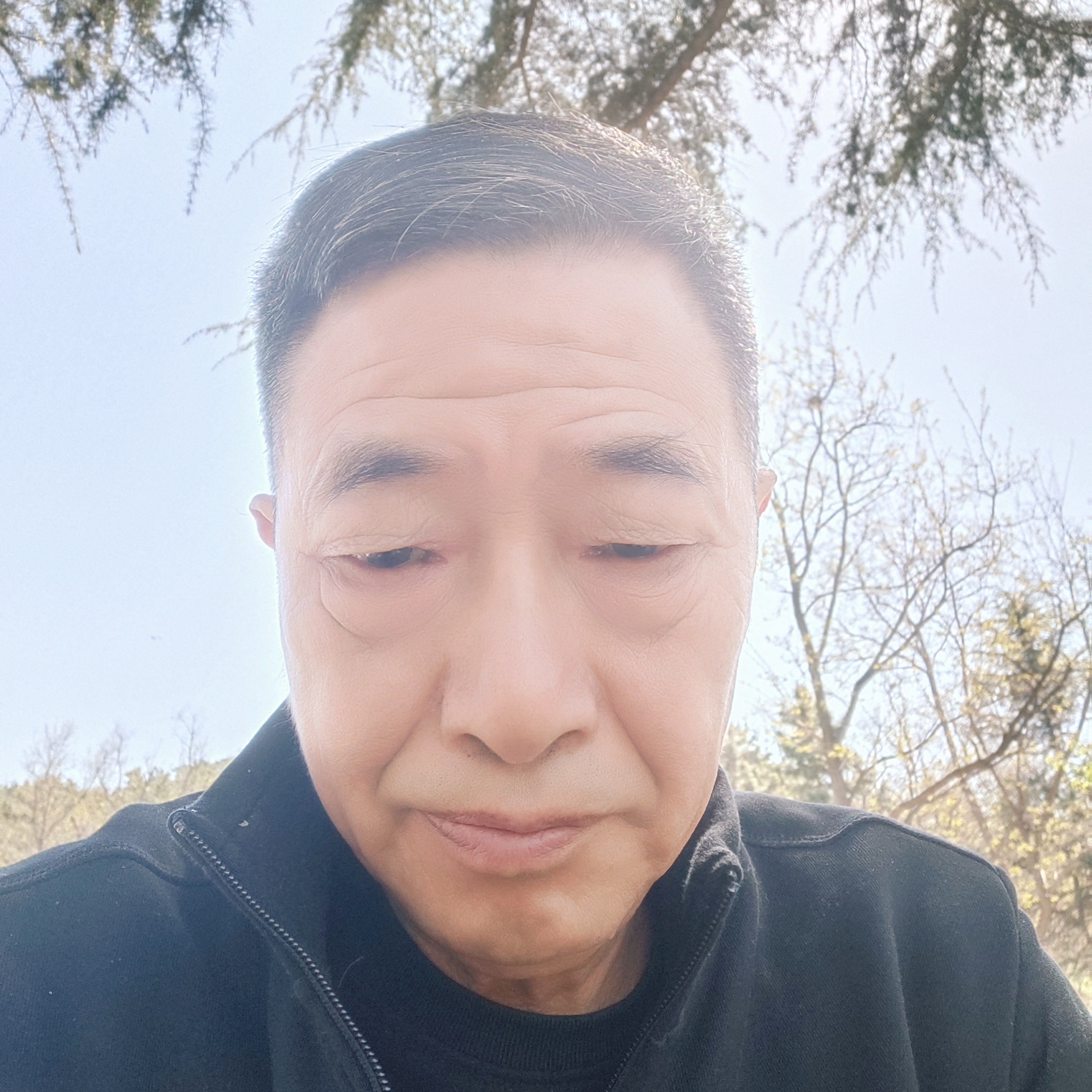 帅气笑电话的照片