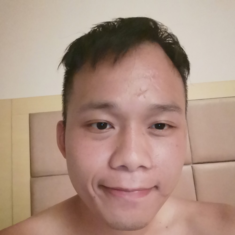 美好拿小熊猫的照片