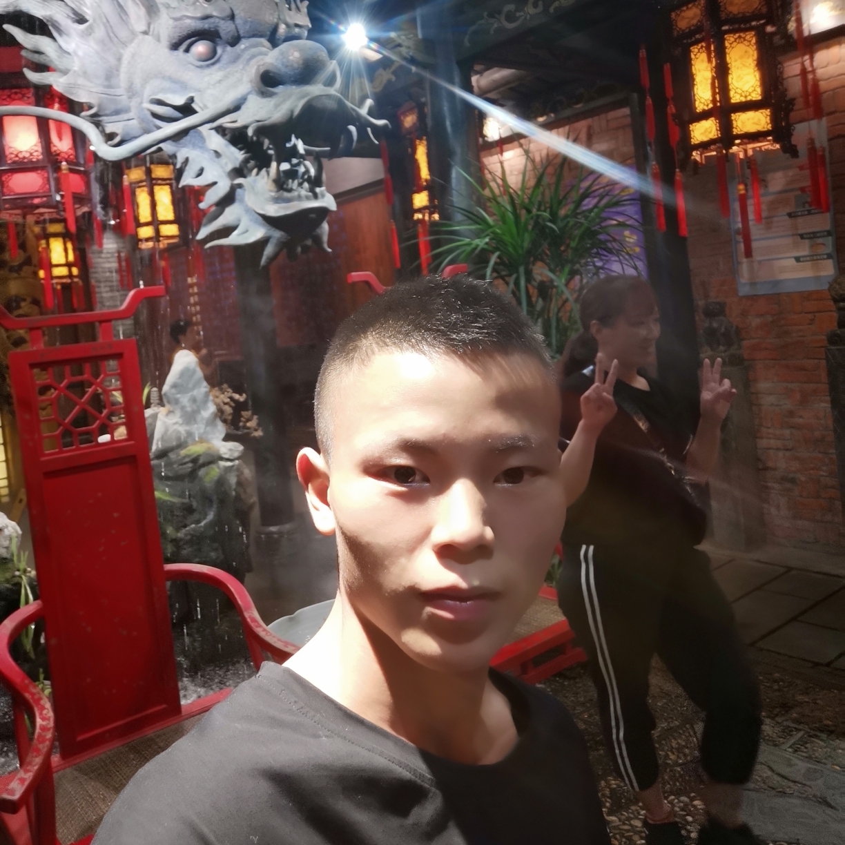 愉快浅吻秀发的照片