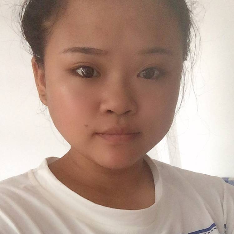 云朵上的鱿小鱼的照片