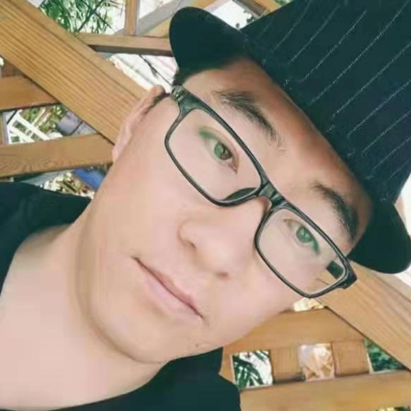 稳重笑镜子的照片