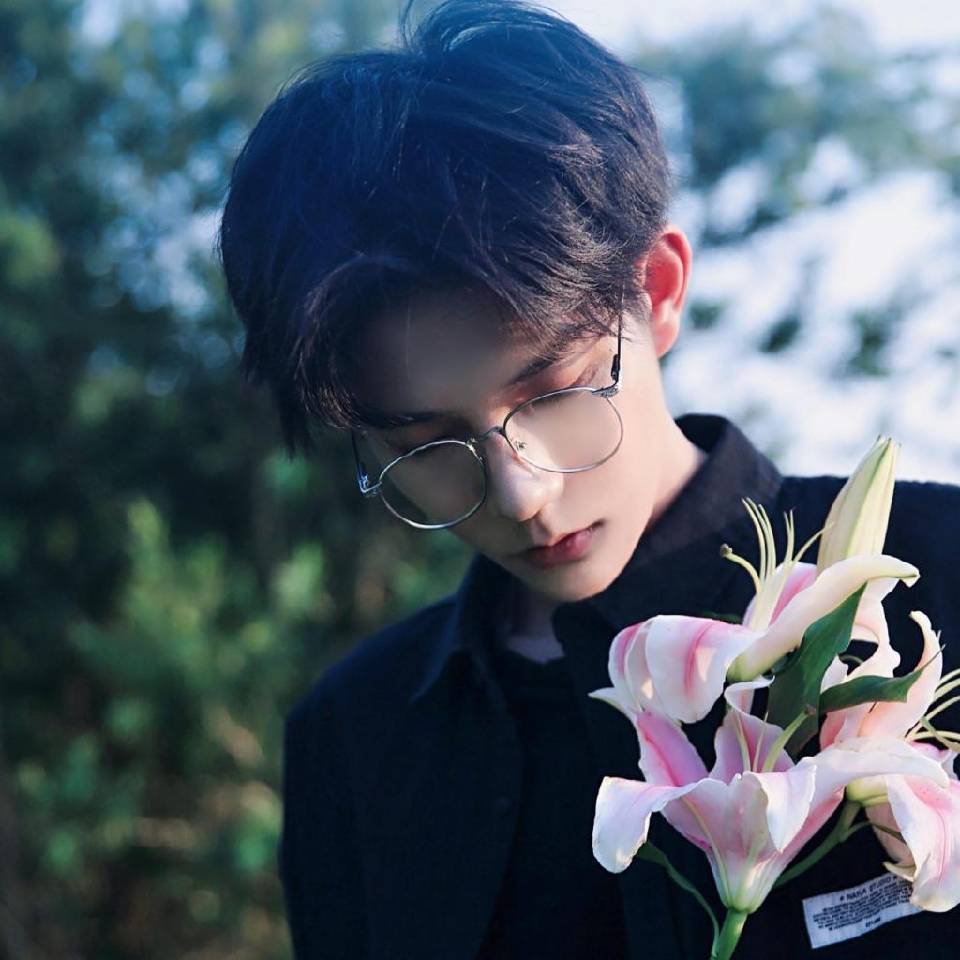 不解的深拥口红的照片