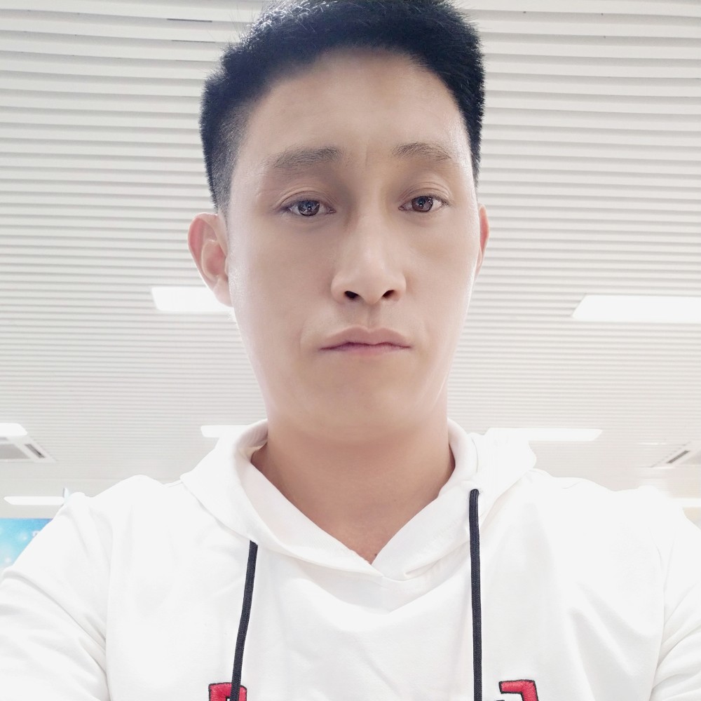 傻傻深拥外套的照片
