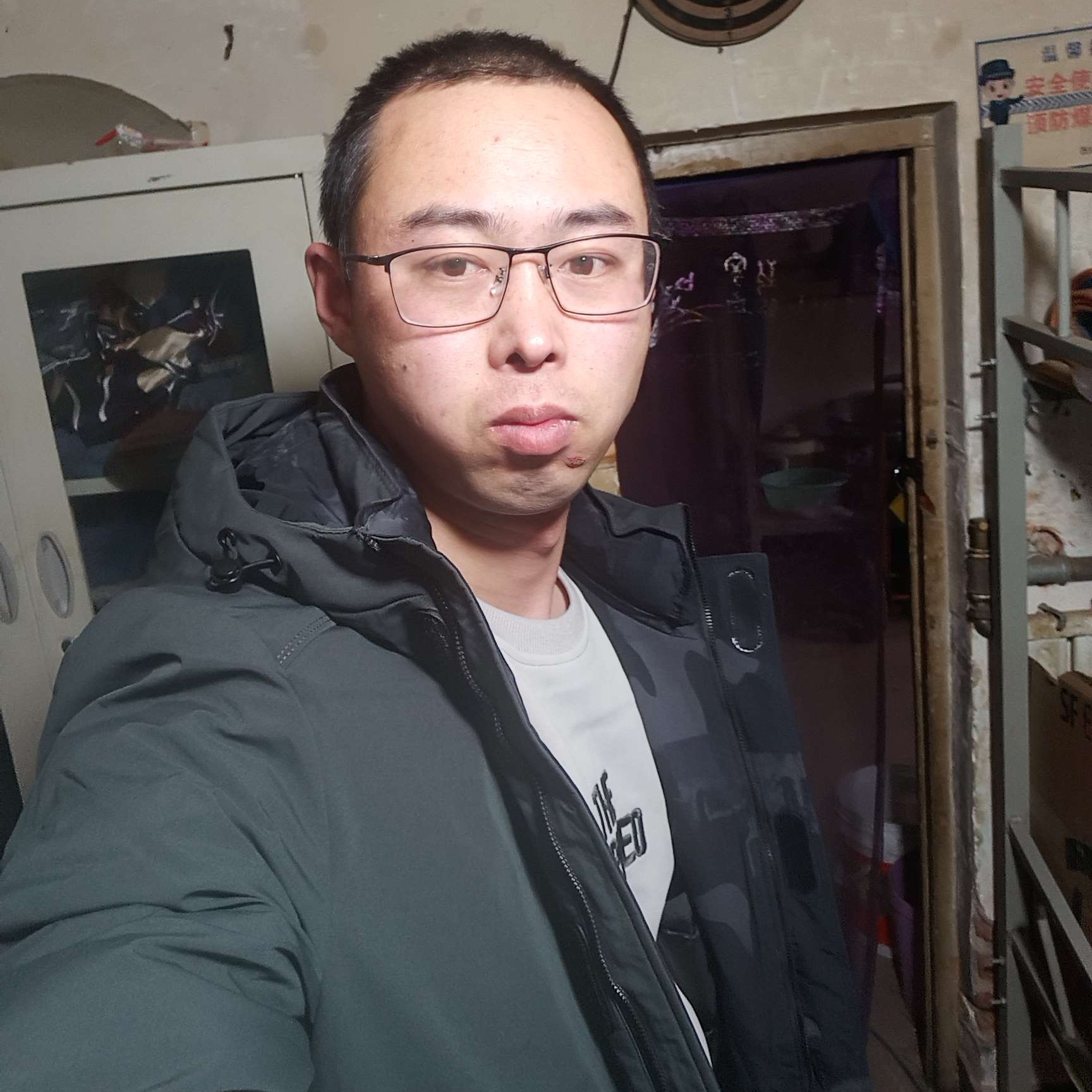 秀发浅吻阔达的照片