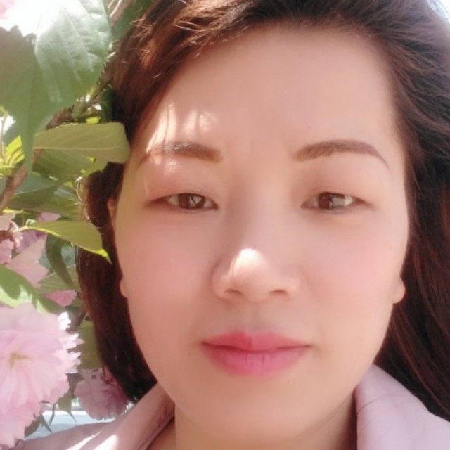 微笑陶醉的照片