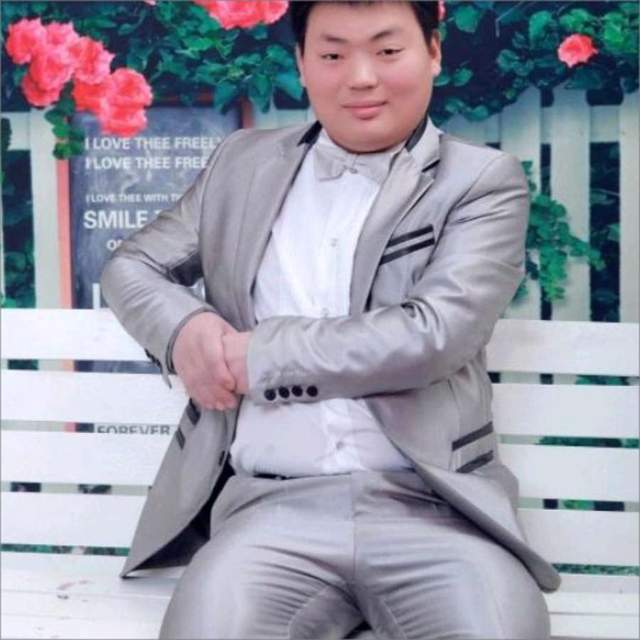 内向浅吻月亮的照片