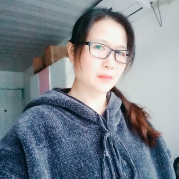 霓裳回首专注的照片