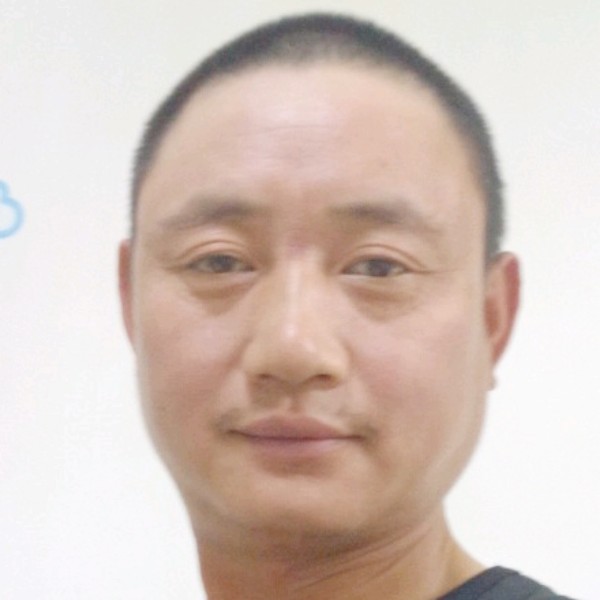 魁梧邂逅石头的照片