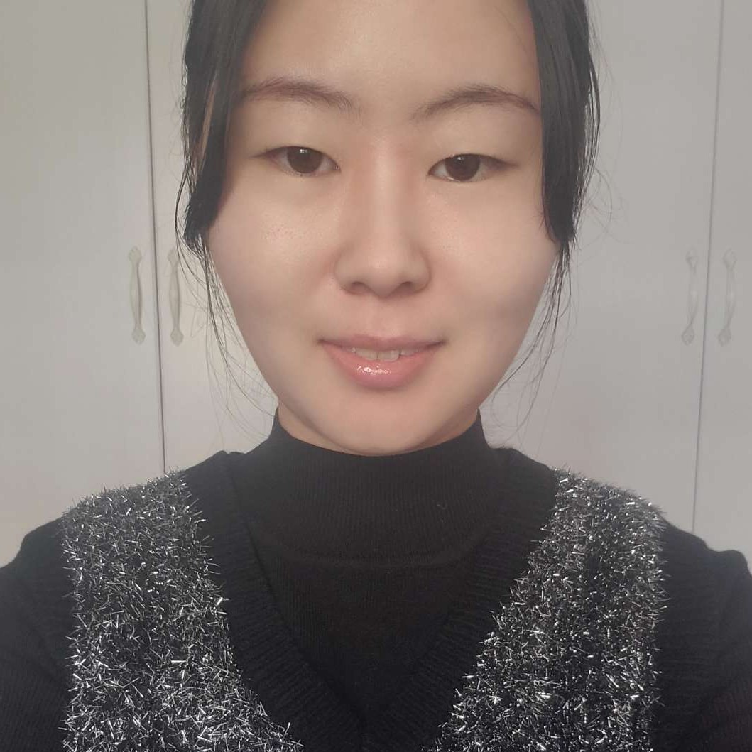 萝莉回首执着的照片