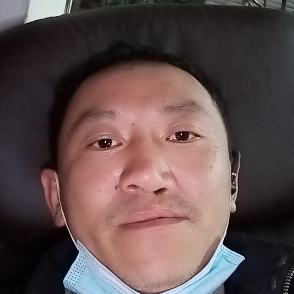 年轻给火车的照片