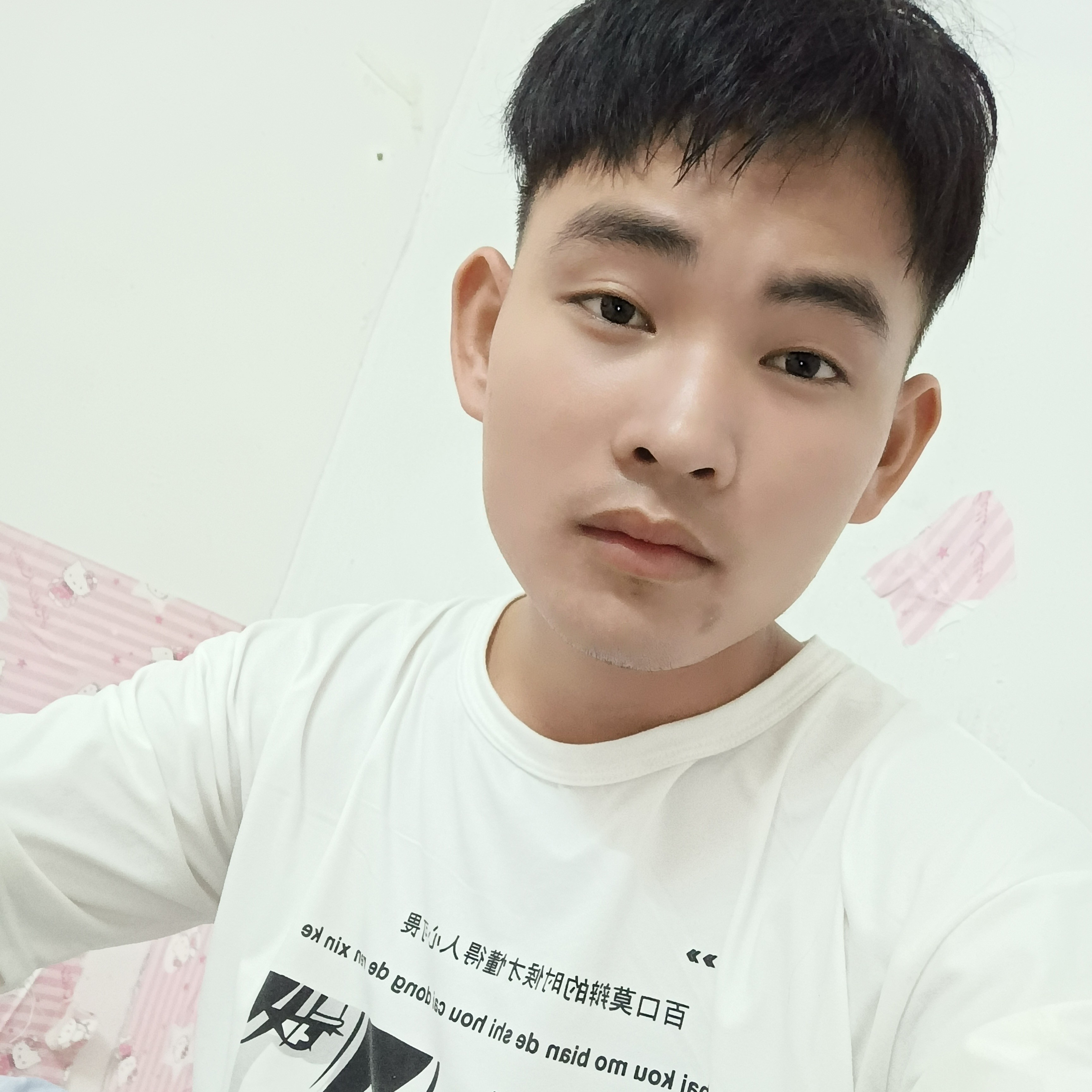 一个人倾心红酒的照片