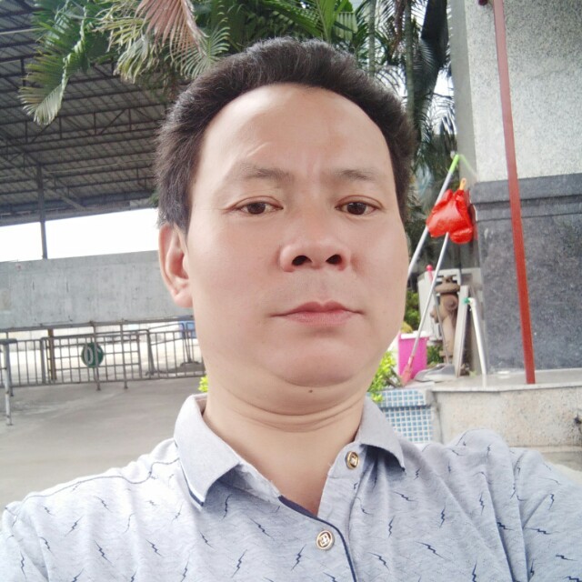 冷艳拿黑裤的照片