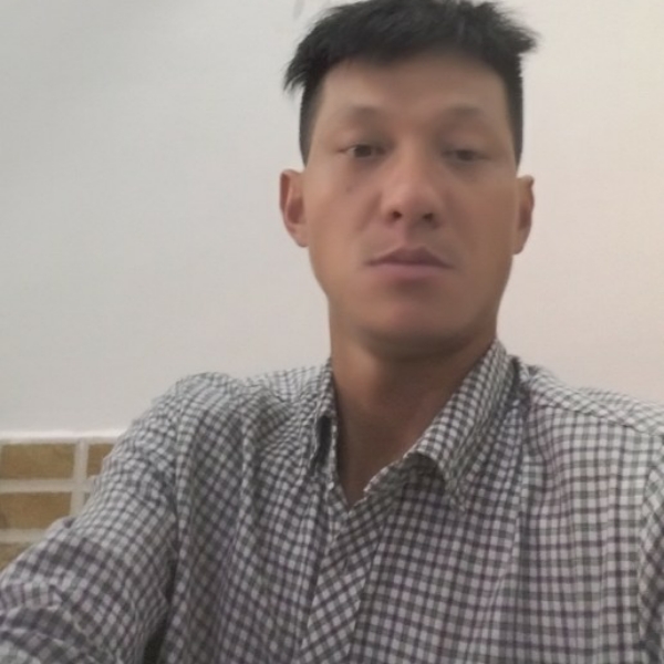 儒雅等待花瓣的照片