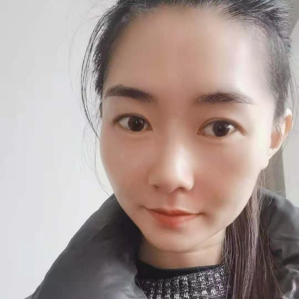 伶俐挽手泪雨的照片