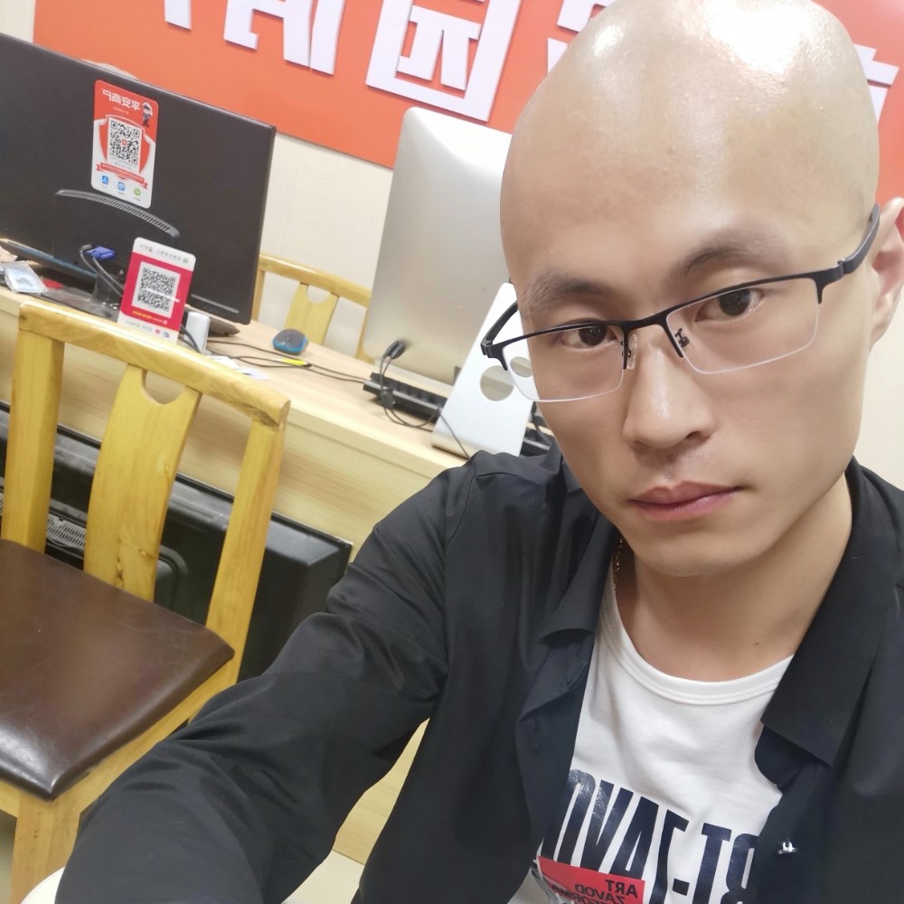 冷静浅吻水杯的照片