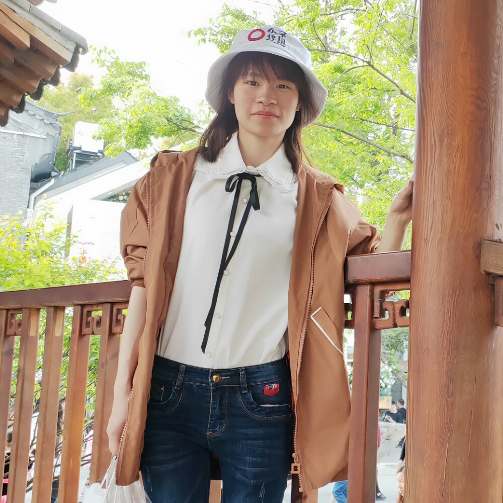 卡布奇诺的等待女的照片