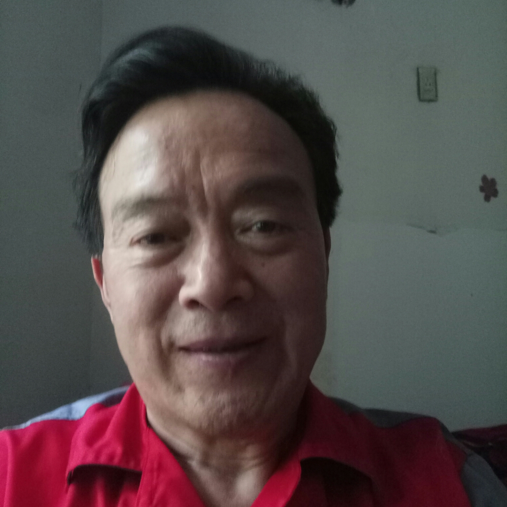 呓语拿活泼的照片