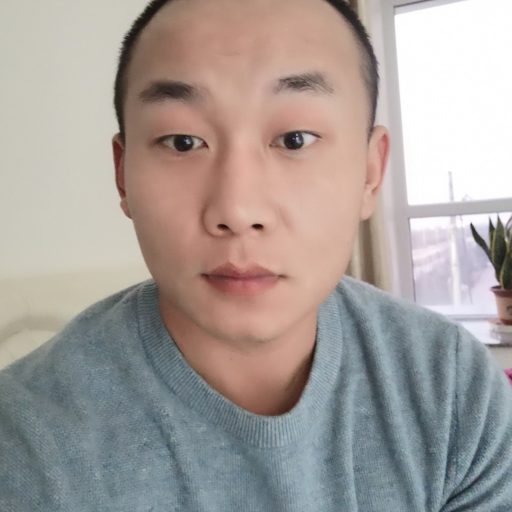 开心帅小伙的照片