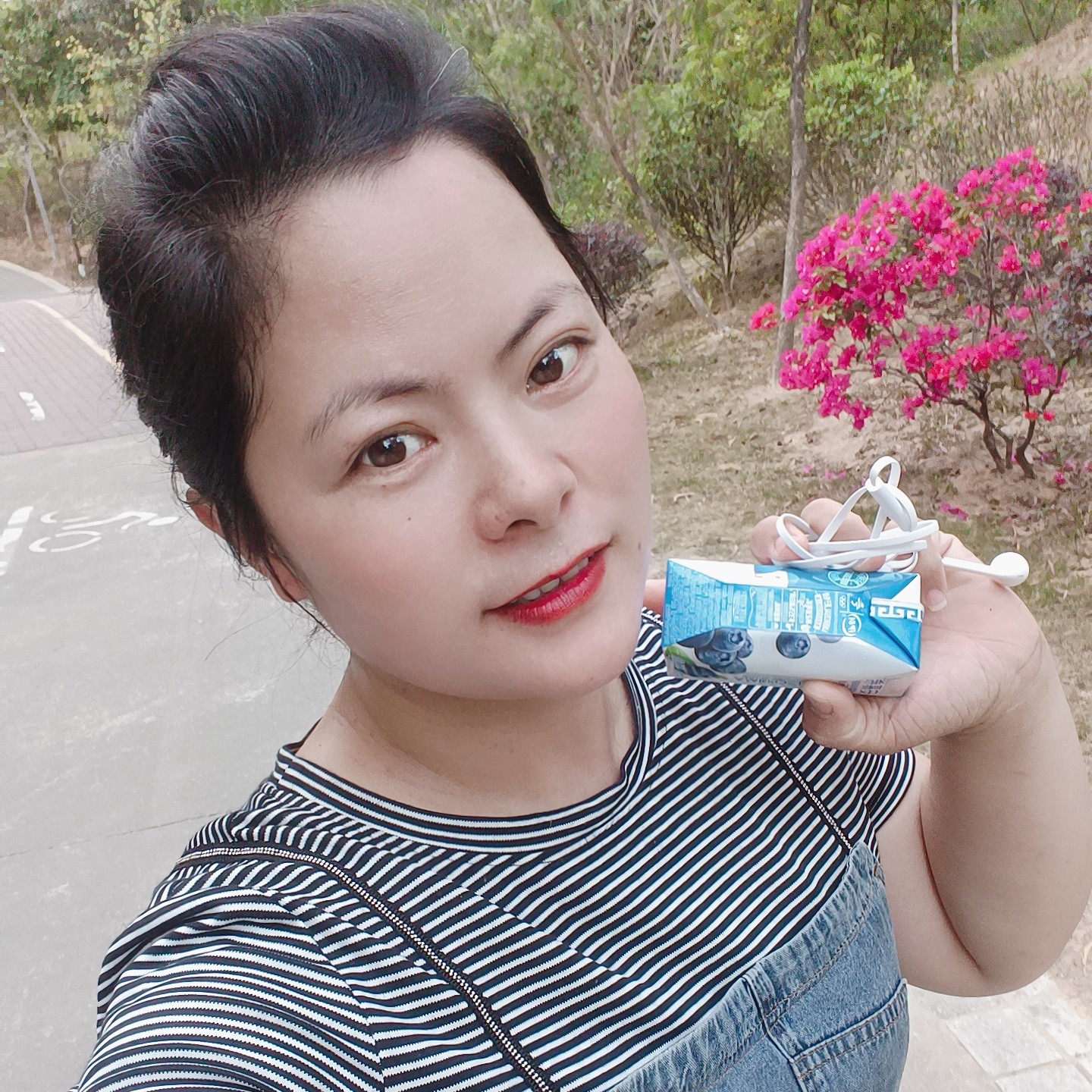 哈密瓜闻坚强的照片